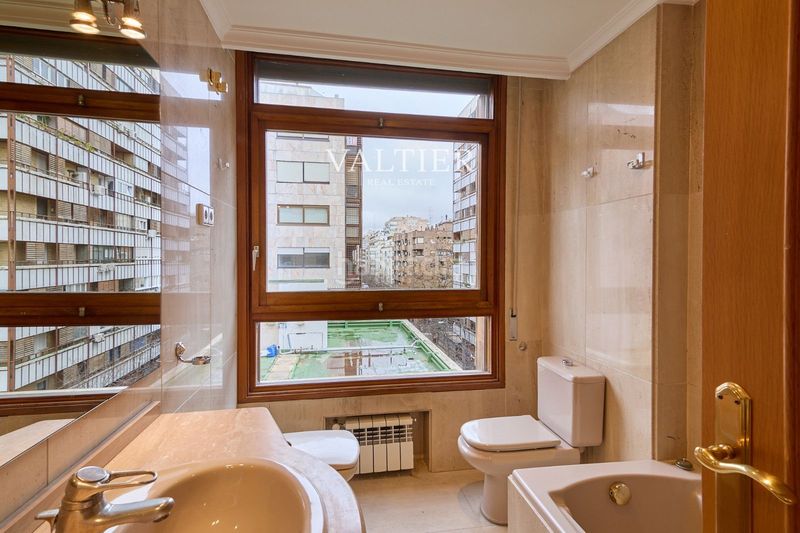 Foto f559e00b-249b-4c2d-a727-193d9d60c3c9. Rent flat with parking in Lista Madrid