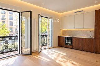Appartamento  Francisco silvela. Nogal, roble y luz en una finca clásica de lista, madrid