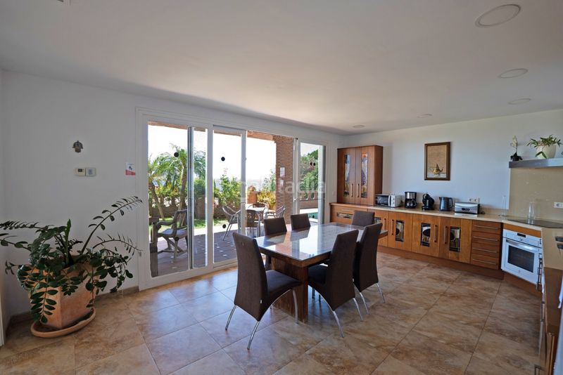 Foto 03c6a8ae-7322-45e3-8118-fe60fc668a2e. Xalet amb xemeneia aparcament piscina a Riviera del Sol Mijas