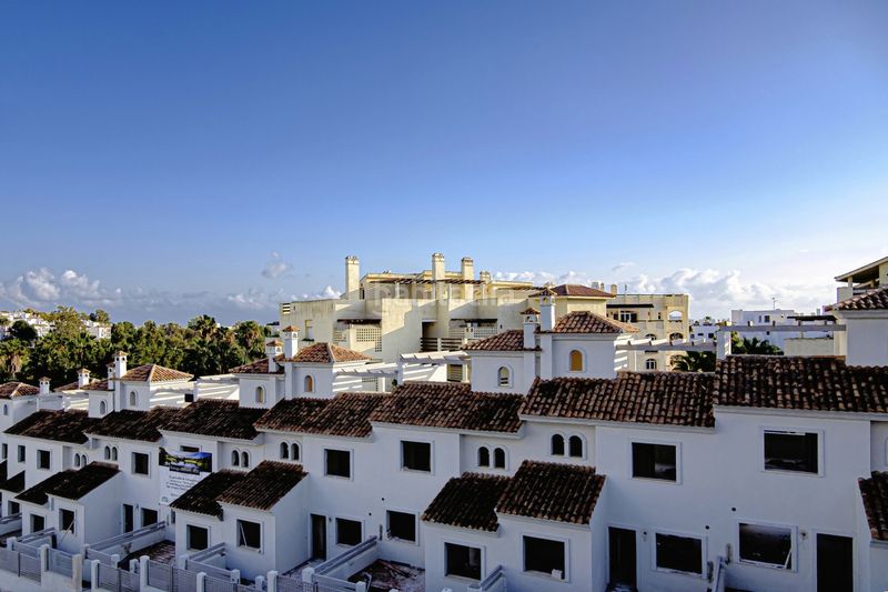 Foto 8589e9fe-2b2f-4910-8247-2f74568b2da7. Casa adossada a Paraiso - Barronal Estepona
