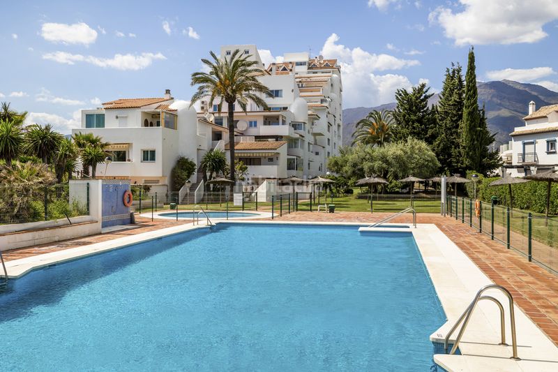 Foto 48cde9f9-d809-4c9b-a5f2-68de720cf241. Àtic amb calefacció aparcament piscina a Guadalobón Estepona