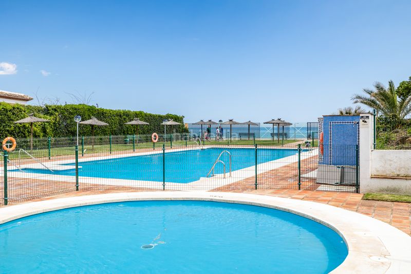Foto f8f367e8-1771-4629-bda9-656cf50566f7. Àtic amb calefacció aparcament piscina a Guadalobón Estepona