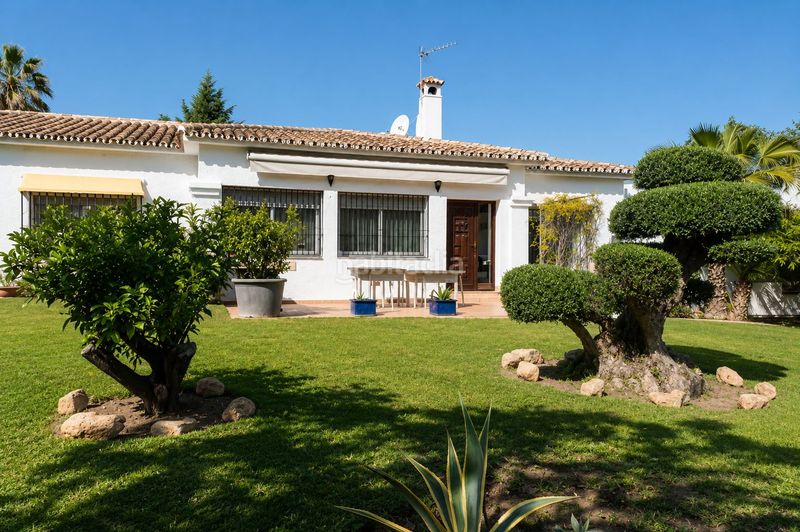 Foto e2da5d1a-f3a2-42d3-ae3f-5c7032e367c6. Xalet amb aparcament piscina a Guadalmina Alta Marbella