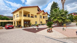 Chalet in Bigues i Riells del Fai. Chalet independiente con piscina y parcela llana en can barri