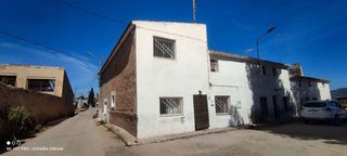 Casa in N/a. Semi detached villa in monóvar with endless potential!