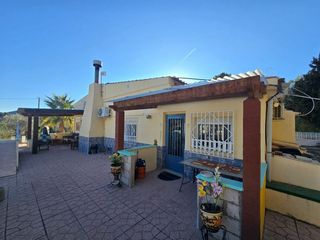 Casa a N/a. Country villa between elda  sax  pool, glazed porch  garden