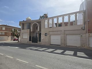 Casa  N/a. Spacious 6bedroom luxury villa in sax with private pool  enterta