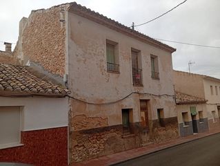 Appartement  N/a. Renovation opportunity traditional townhouse in the heart of sal