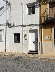 Casa in N/a. Unique and wellconstructed townhouse with stunning castle views