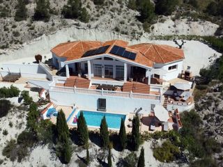 Haus in N/a. Outstanding 5bedroom villa with pool and panoramic views in petr