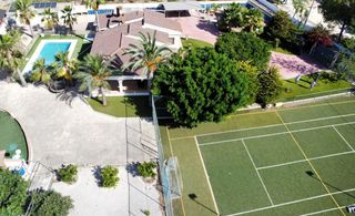 Pis  N/a. Spacious villa in crevillente  featuring private pool, footballt