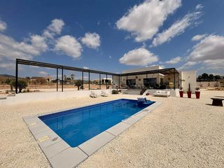 Maison à N/a. Modern luxury villa near pinoso with independent guest house