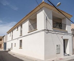 Casa  N/a. Immaculate character property turnkey 179 m corner townhouse wit