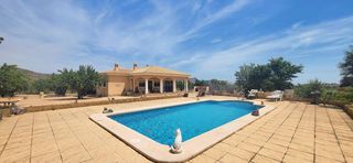 Haus  N/a. Stunning 3 bedroom villa with pool guest studio and massive plot