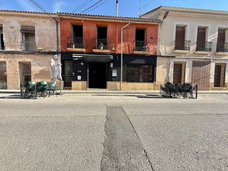 Haus  N/a. Versatile commercial  residential building with active café and
