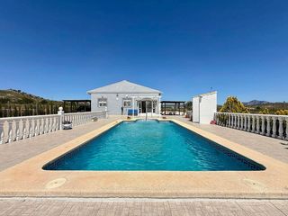 House  N/a. Charming villa with heated pool and large plot in cañada del tri