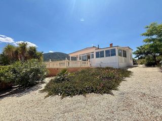 Haus  N/a. Impeccable villa with private pool, guest house and solar energy