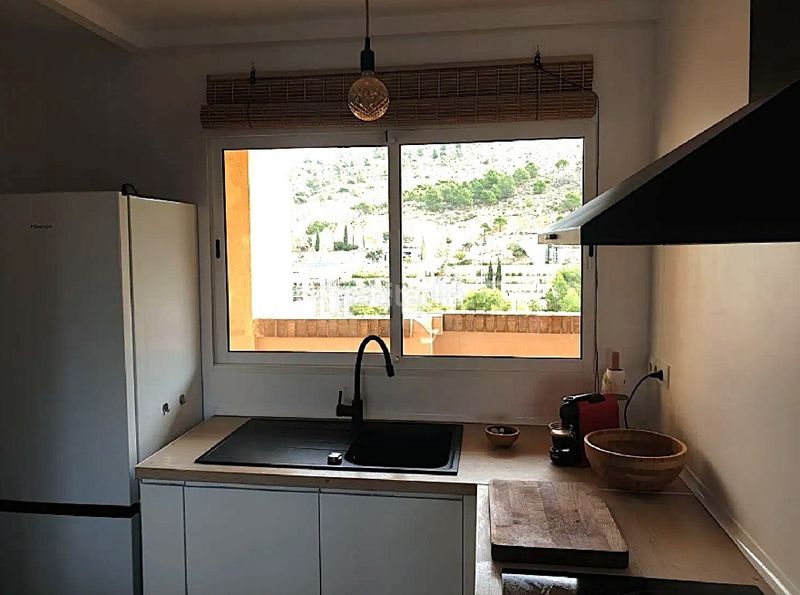 Foto 990773ca-a5f1-49b0-94d8-a6481c768719. Apartament amb aparcament piscina a Sierra Helada Benidorm