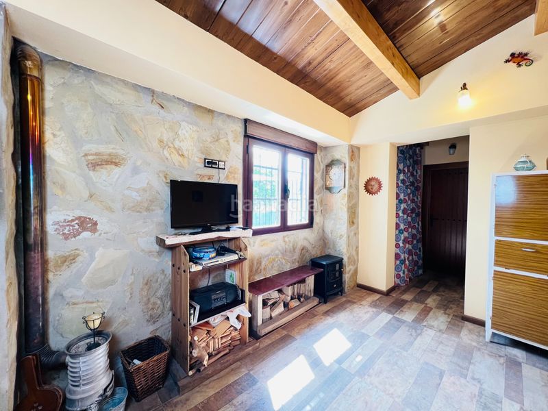 Foto c864e436-6881-4e3b-aeda-3296a90d3cec. Casa aparellada amb xemeneia calefacció a Juslibol Zaragoza