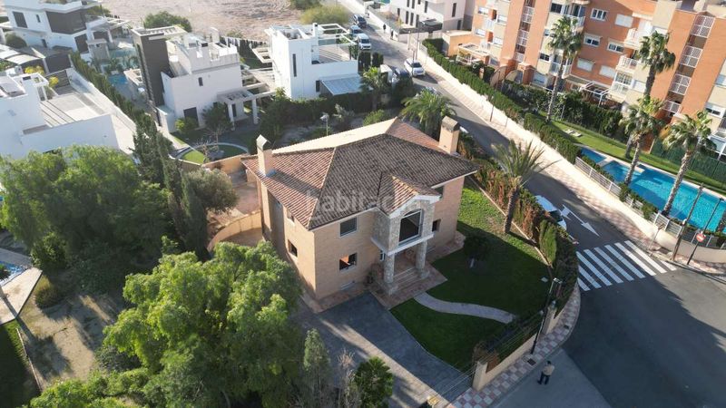 Foto da4b556a-2e5f-472f-b2d3-bc4d088cd247. Casa a Playa Muchavista Campello (el)