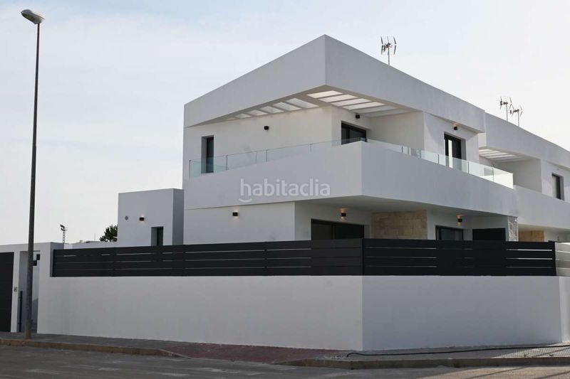 Foto 99fc0f90-9c6f-46e6-a940-e4e9e6b87bf0. Casa aparellada a Dolores