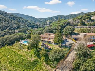 Casa in Arenys de Munt. Finca rural con dos casas y zona equina en arenys de mar, maresm