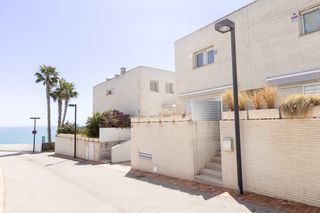 House in Urbanitzacions. Casa en venta en sant pol de mar con vistas al mar y piscina