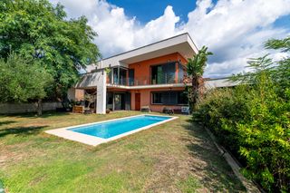 Maison à Vallveric. Casa moderna en mataró