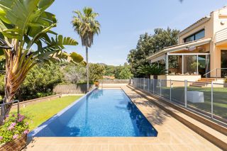 House in Montalnou - Milans del Bosc. Chalet de lujo en sant vicenç de montalt con piscina y vistas al