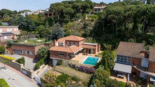Casa a Caldes d�Estrac. Casa con piscina y vistas al mar en caldes destrac, maresme