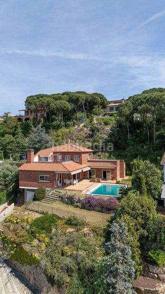 Foto bcc046d5-e5e5-41b6-ae8f-e0cbd3318014. Casa amb aparcament a Caldes d´Estrac