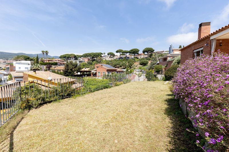 Foto e6bc91c5-d9c7-46e1-86c0-d279553c1373. Casa amb aparcament a Caldes d´Estrac