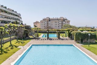 Flat in El Balís. Ático dúplex frente al mar en llavaneres con terraza y piscina