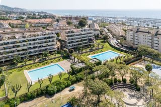 Piso en El Balís. Ático dúplex frente al mar en llavaneres con terraza y piscina