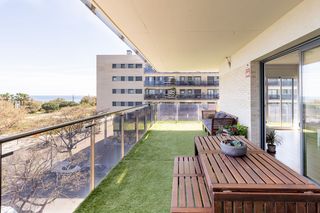 Appartement in El Rengle. Piso esquinero en primera línea de mar con piscina en mataró