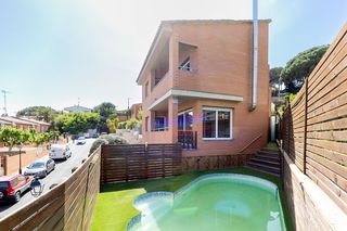 Casa a Sant Vicenç Centre. Casa en sant vicenç de montalt con piscina y vistas al mar