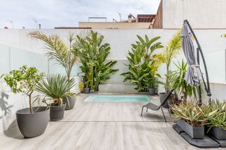 Casa in Progrés - Pep Ventura. Chalet reformado con piscina en badalona, cerca del mar y barcel