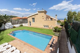House in Canet de Mar. Casa con vistas al mar, piscina, jardín y ascensor en canet de m