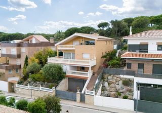 Casa en Canet de Mar. Casa con vistas al mar, piscina, jardín y ascensor en canet de m