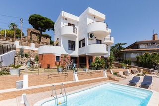 Casa en Santa Susanna. Chalet con piscina y vistas panorámicas al mar en santa susanna