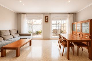 Maison à Canet de Mar. Amplia casa adosada en venta en canet de mar, cerca de la playa