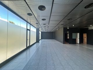 Nau industrial a Canyadó. Nave industrial corporativa con visibilidad desde la c31