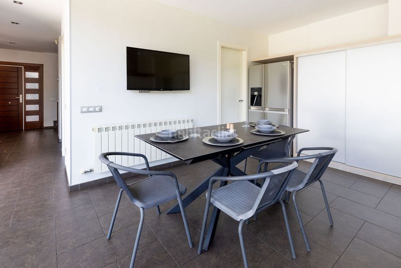 Foto ce813a37-5ba3-45c4-bde8-2564374af4b1. Casa adossada amb calefacció aparcament piscina a Mataró
