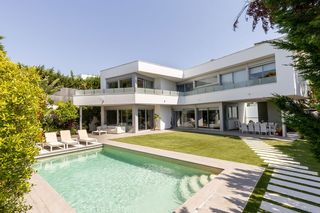 Casa adosada en Vallveric. Exclusiva villa de diseño con ascensor, piscina y vistas al mar
