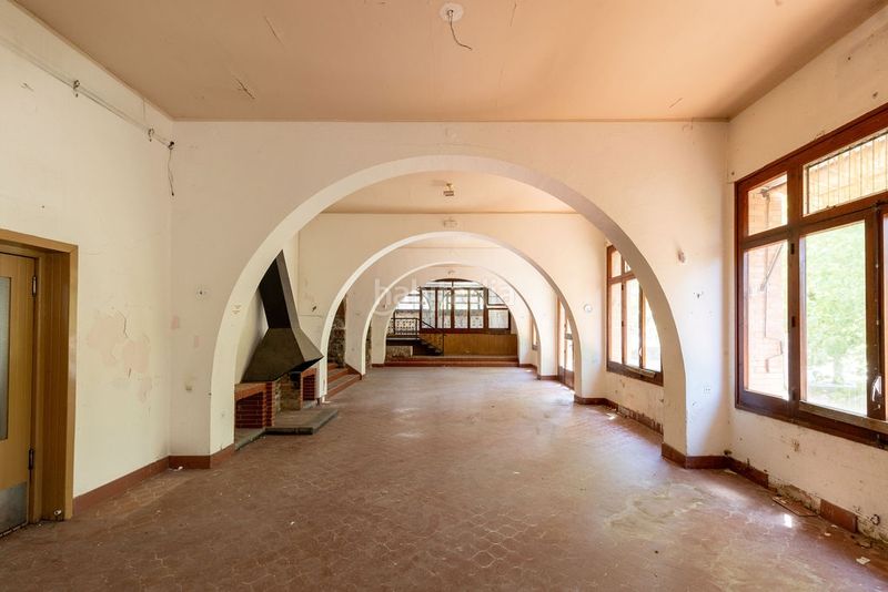 Foto e0c1cb9a-2e26-49a8-90b2-ad429bb8417e. Masia amb aparcament a Moià
