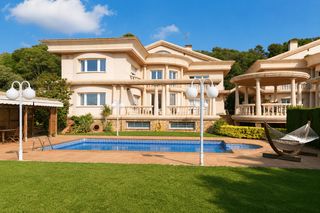 Casa in Santa Susanna. Villa de alto standing en santa susanna con piscina y jardín