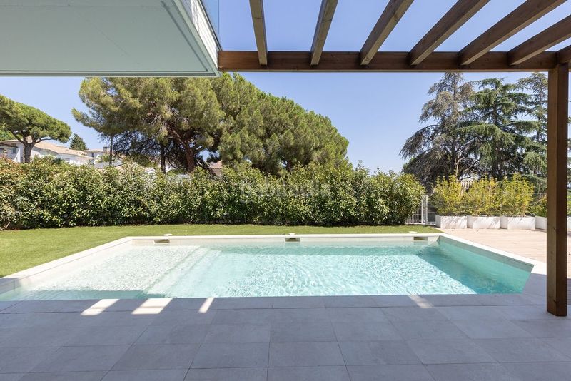 Foto 9df2d820-a7f7-455c-acd4-7edeb197e6de. Casa amb calefacció aparcament piscina a Premià de Dalt