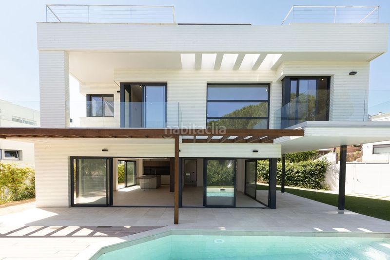 Foto b739886a-3a92-444b-ba52-7f3f48dbfd36. Casa amb calefacció aparcament piscina a Premià de Dalt