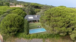 Maison à Supermaresme. Exclusiva casa con vistas al mar en la prestigiosa urbanización