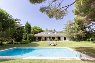 Casa en Supermaresme. Exclusiva casa con vistas al mar en la prestigiosa urbanización